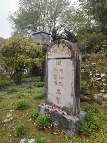 焦仲卿·刘兰芝合葬墓（孔雀坟）