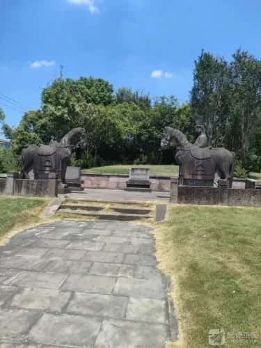 世忠寺山墓前石刻