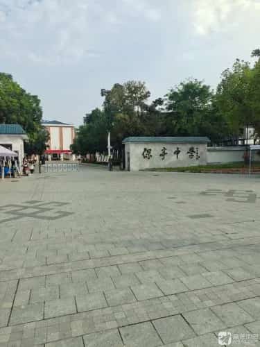 保亭教育先驱左有文墓