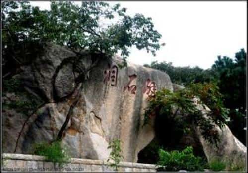 “活死人墓”石洞及棺