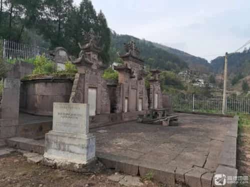 大方周雨生墓石刻